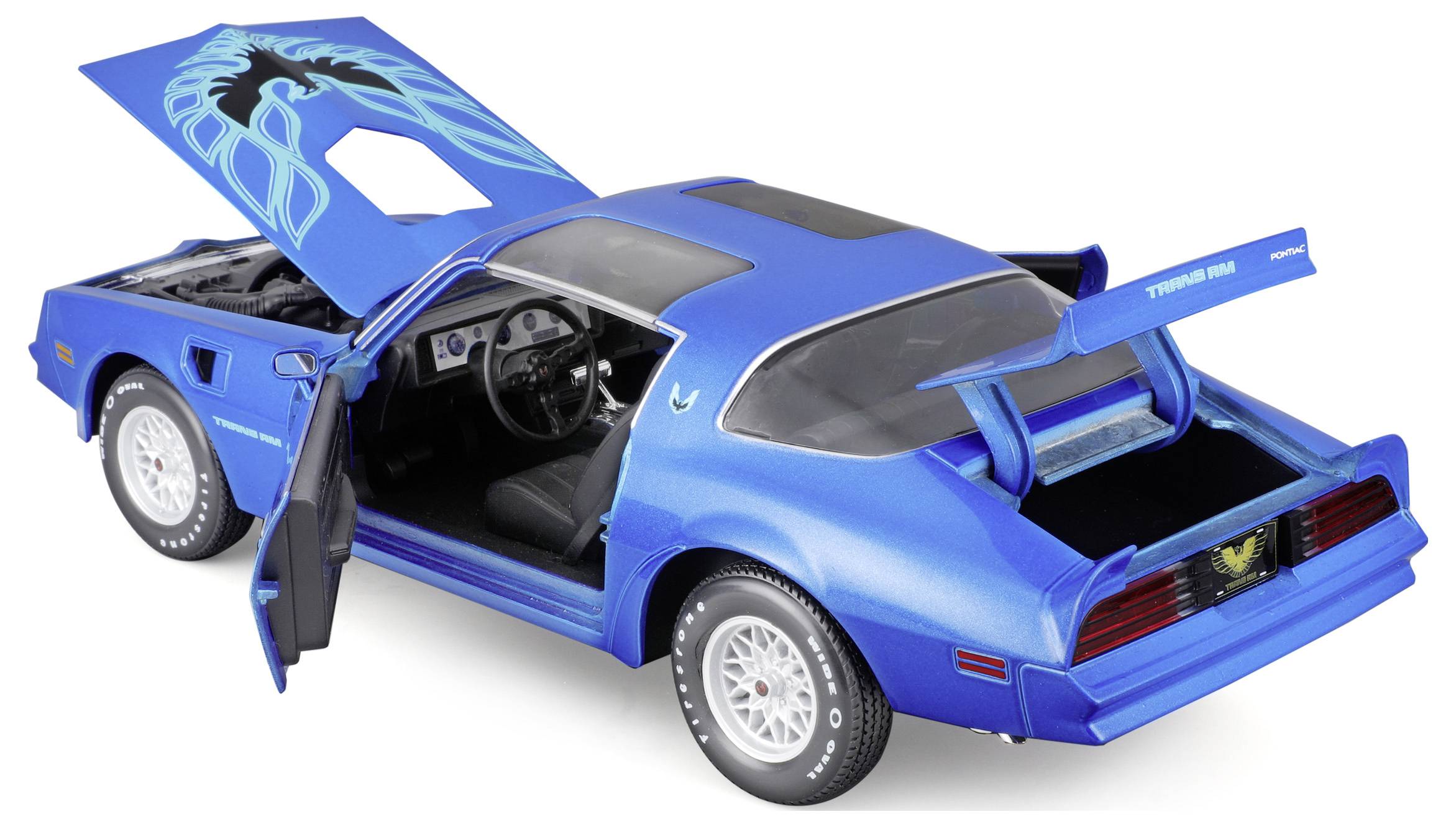 Blauwe modelauto van een klassieke sportwagen met geopende deuren en motorkap. Sportieve vleugel aan de achterkant. Interieur zichtbaar.