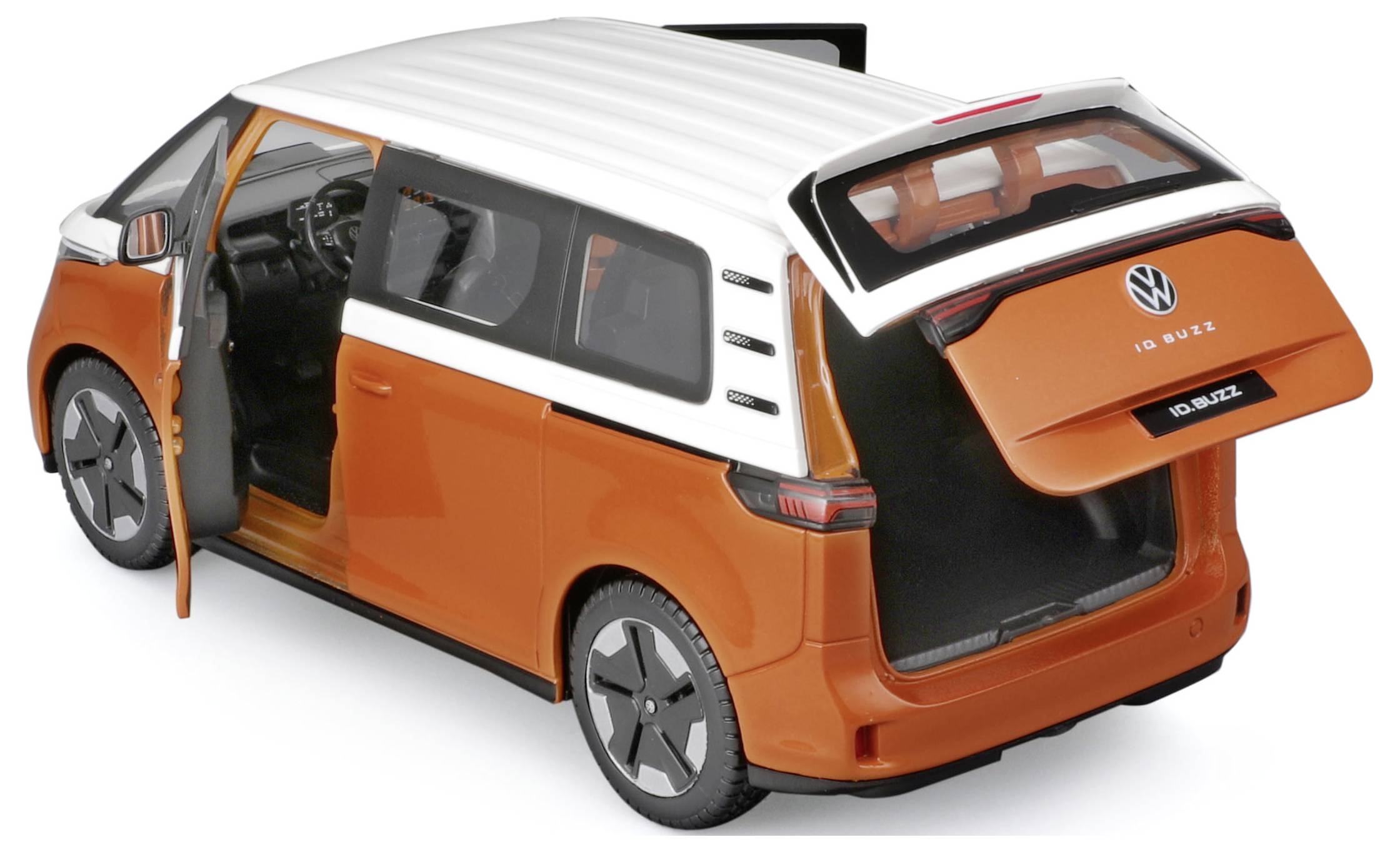 Een oranje-witte VW ID. Buzz staat met geopende achterklep en bestuurdersdeur. Zicht op ruimtelijke binnenruimte en modern design.