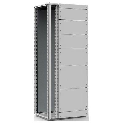 Behuizing van een elektronicakast, vrijstaand, met meerdere montagesporen voor modulaire componenten.