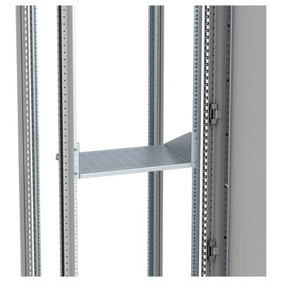 Een metalen plank is gemonteerd in een open rack. De structuur is bedoeld voor het plaatsen van technische apparatuur.