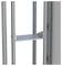 Een metalen plank is gemonteerd in een open rack. De structuur is bedoeld voor het plaatsen van technische apparatuur.