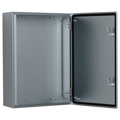 Een grijze, geopende metalen kast met een lege binnenkant. De kast heeft geen planken of vakken en toont de deurscharenieren.