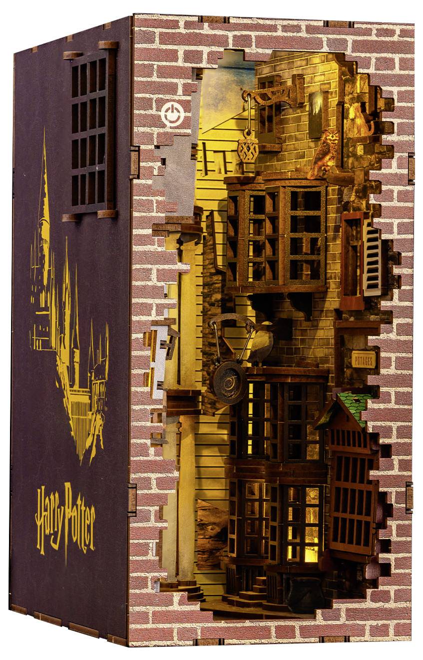 Een miniatuurmodel toont een straatscène met oude bakstenen huizen en lantaarns. 'Harry Potter' is afgebeeld aan de zijkant van het model.
