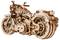 Houten model van een motorfiets, zorgvuldig gesneden, met zichtbare details van mechanische onderdelen en ronde banden.