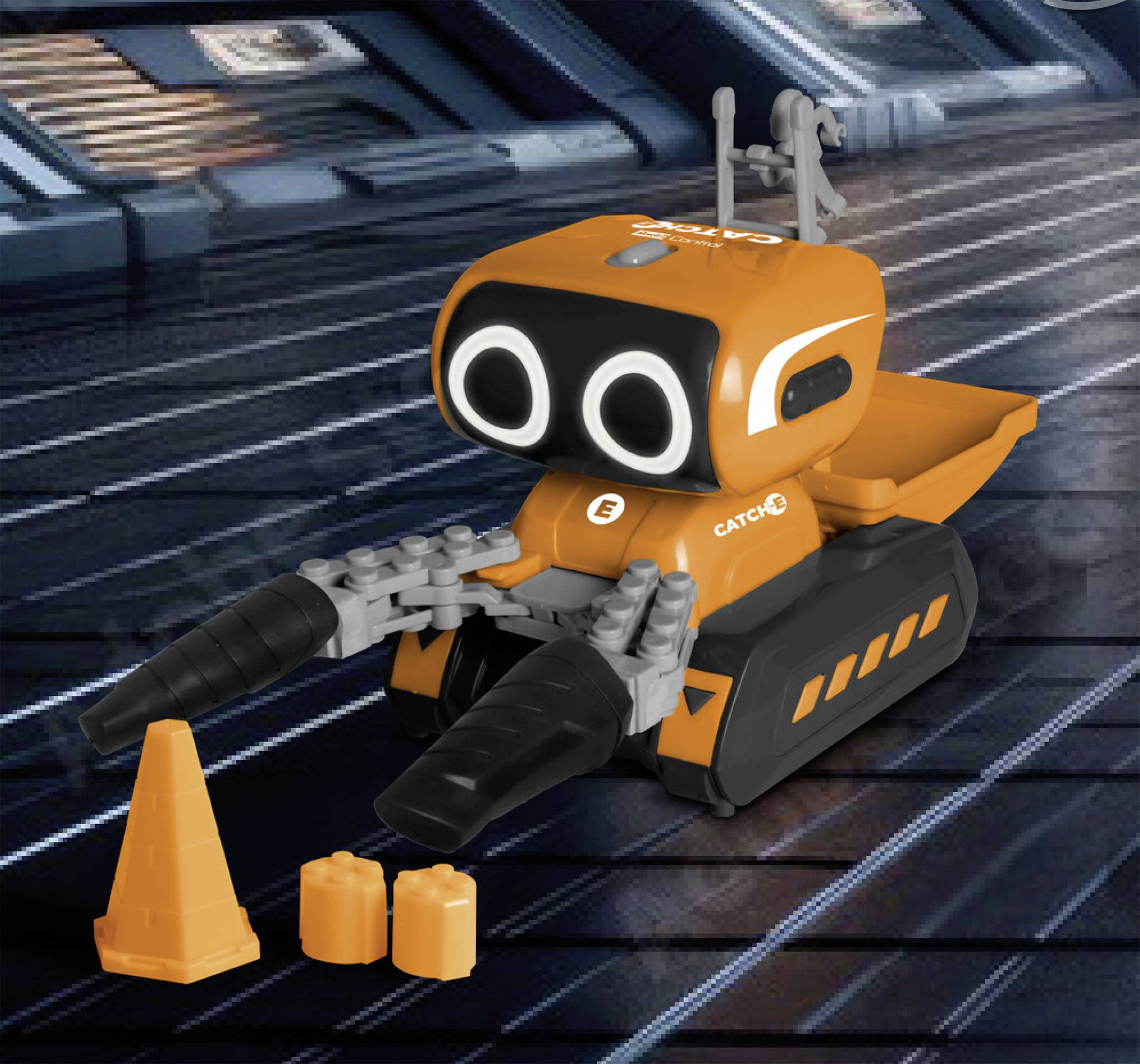 Een oranje speelgoedrobot op een futuristisch uitziende vloer, naast een verkeerskegel en kleine, vergelijkbare onderdelen.