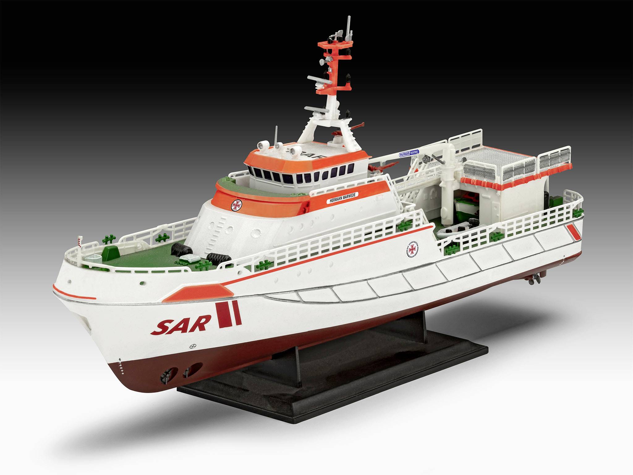 Model van een reddingsschip met de opschrift 'SAR 11'. Wit met rode accenten, op een presentatiestandaard.