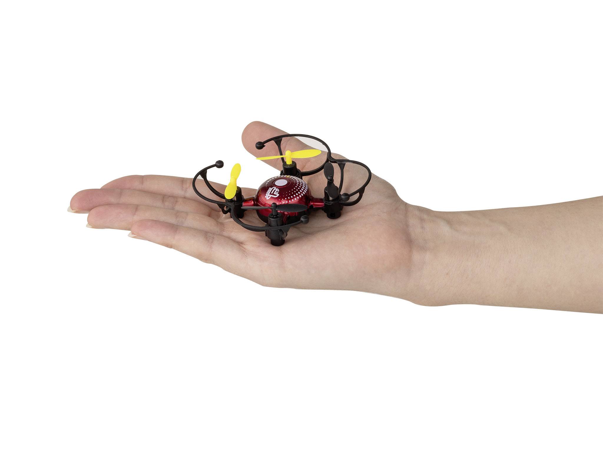Een minuscule drone met gele propellers rust op een uitgestoken handpalm.