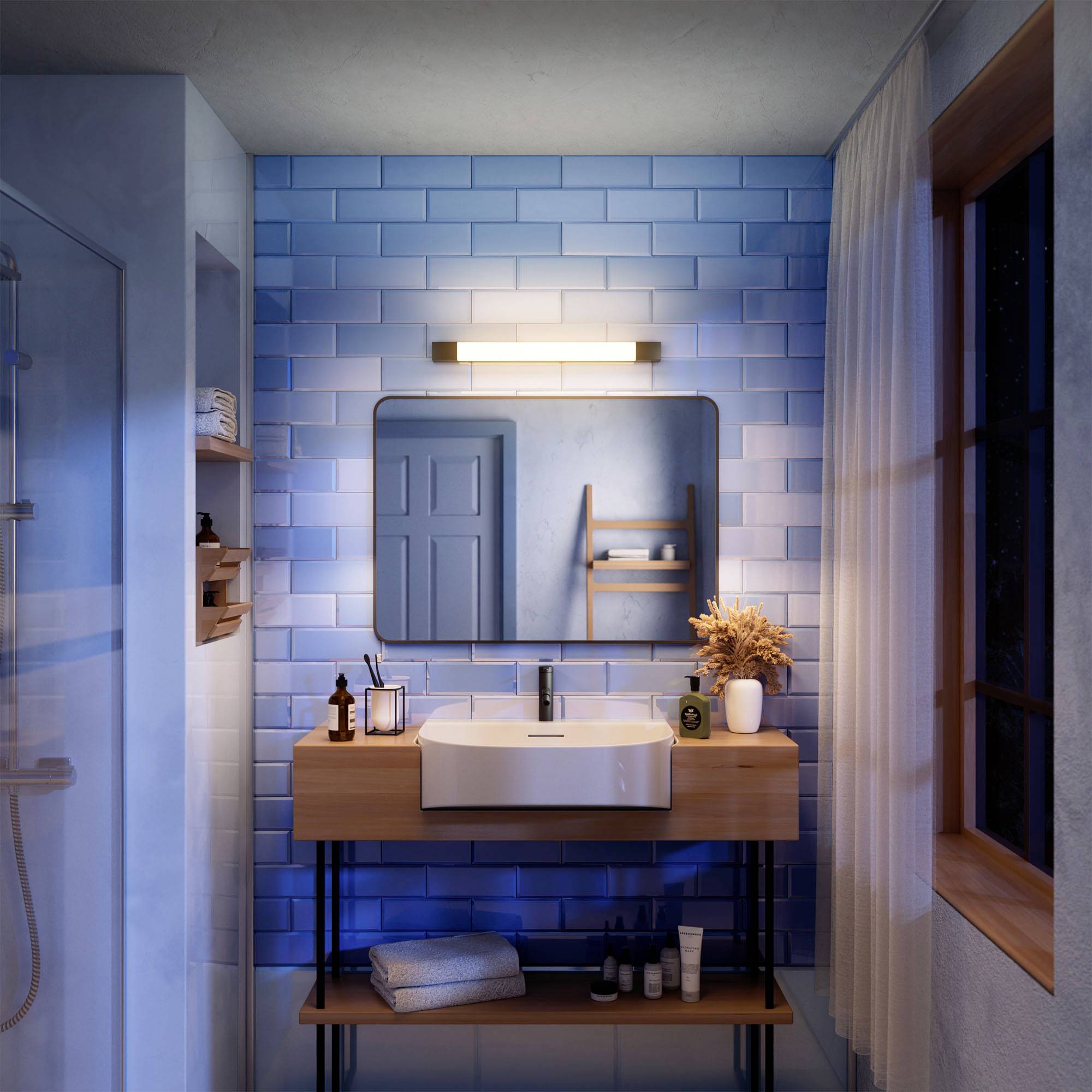 Modern toilet met blauw betegelde muren, een verlichte spiegel en wastafel. Links een douche, rechts een raam met gordijnen.