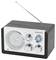 Een zwart, rechthoekig FM/AM-radio met zilveren knoppen en een uittrekbare antenne. Het heeft bedieningselementen voor volume en afstemming.