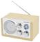 Een houten radio met een zilveren frontplaat, grote draaiknoppen voor volume en zenderselectie, inclusief FM/AM-aanduiding.