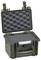 Een robuuste, groene transportbox met schuimstof-bekleding, die is geopend om kwetsbare apparaten of voorwerpen te beschermen.
