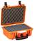 Oranje harde koffer met schuimvulling, geopend. Geschikt voor het veilig transporteren van kwetsbare voorwerpen.
