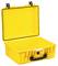 Gele, open beschermkoffer van kunststof met zwarte handgreep. De koffer is leeg en klaar voor het opbergen van kwetsbare voorwerpen.