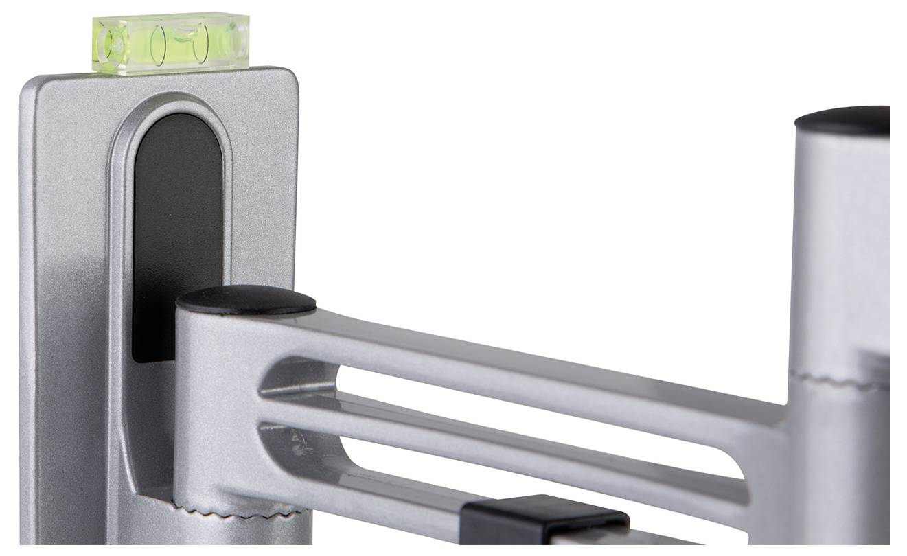 Een metalen waterpas, bevestigd aan de verticale arm van een zilveren apparaat, geeft nauwkeurige horizontale uitlijning aan.