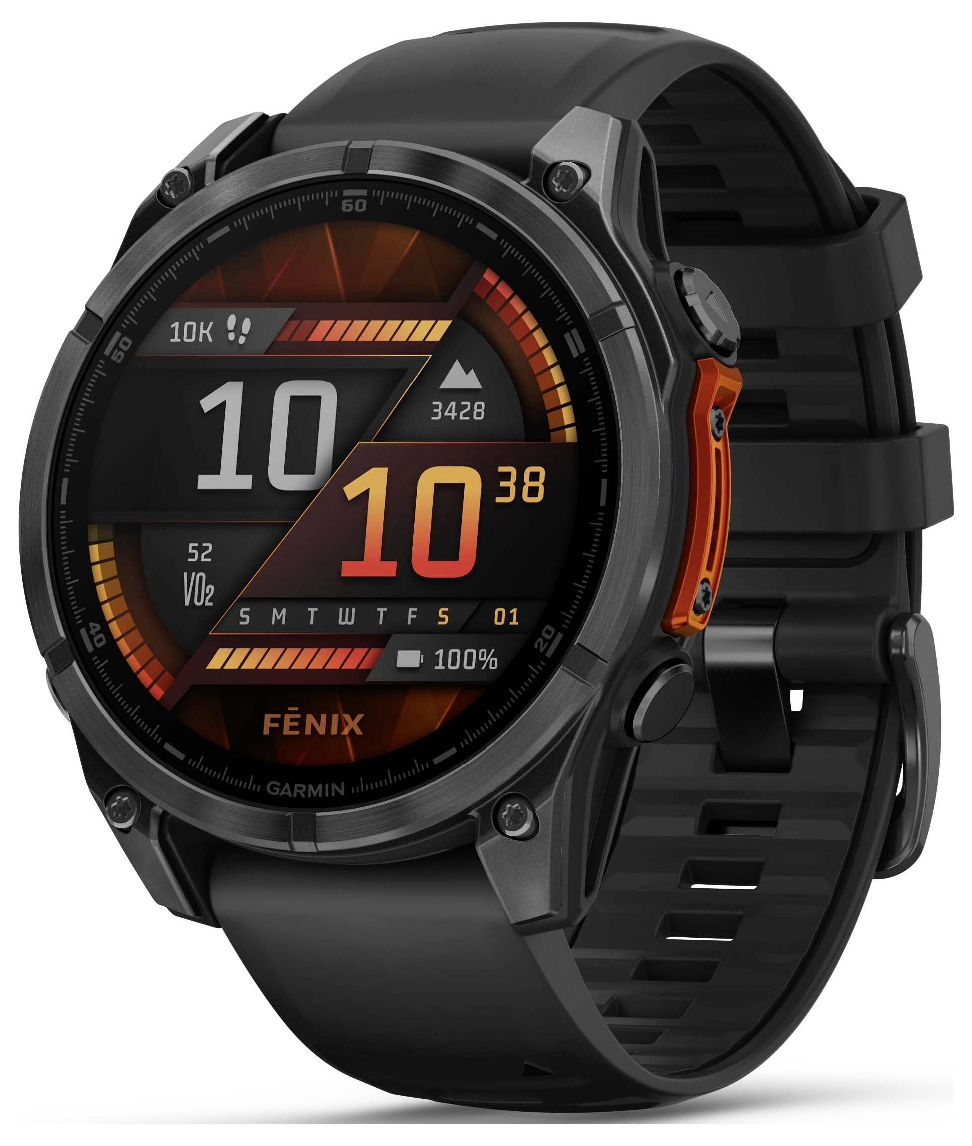 Zwarte smartwatch met rond display, toont stappen, hartslag, VO2-max en dagdatum. Bovenaanzicht met oranje accent.