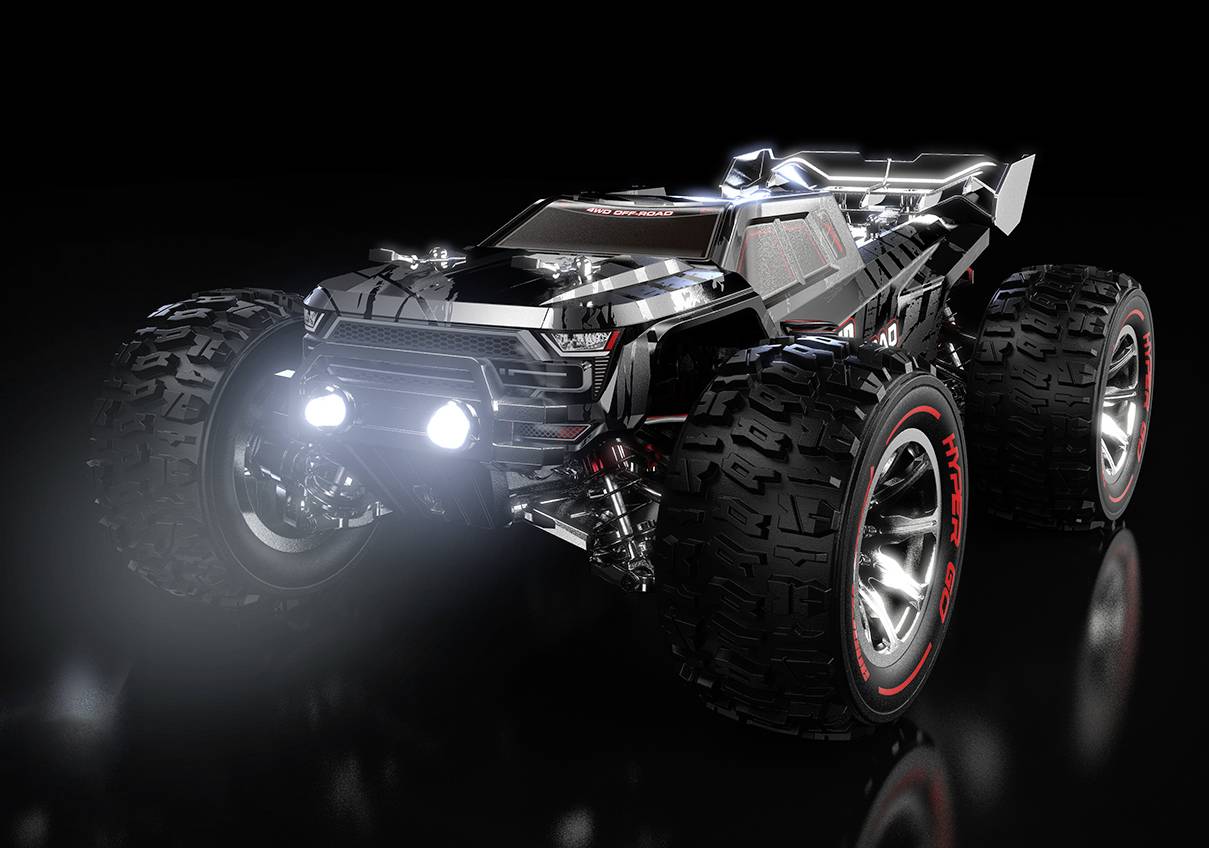 Zwart, futuristisch bestuurbare auto met grote banden en verlichte koplampen tegen een donkere achtergrond.