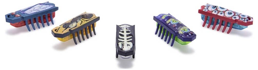 Vijf kleurrijke mini-robots in de vorm van insecten, versierd met skelet- en monsterpatronen, staan op een witte achtergrond.