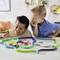 Twee kinderen spelen samen een bordspel met kleurrijke speelstukken. Ze lijken geconcentreerd en blij terwijl ze hun zetten maken.