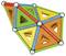 Kleurrijke, magnetische constructiespeelstenen vormen een asymmetrisch, geometrisch patroon. Veelzijdige kleuren en driehoekige vormen.