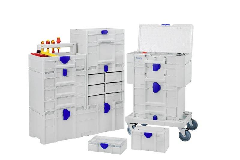 Gestapelde modulaire gereedschapskisten op wielen, één open met verschillende containers en gereedschappen zichtbaar.