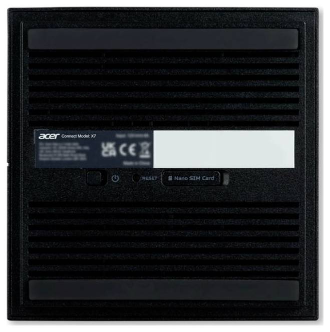 De afbeelding toont de achterkant van een zwart apparaat met ventilatiesleuven, een etiket 'Acer Connect Model X7' en aansluitingen.