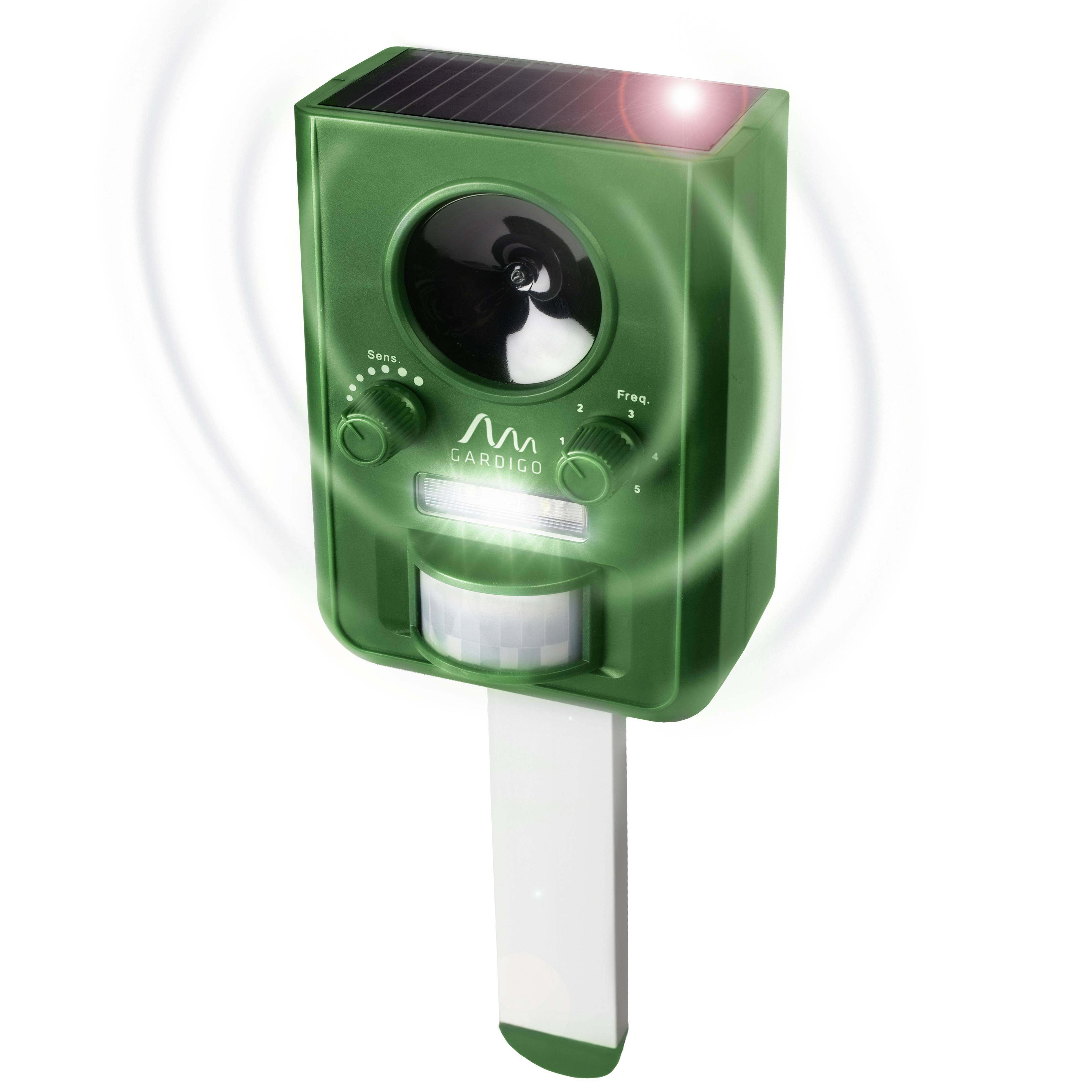 Groen ultrasoon dierafweerapparaat met zonnepaneel, regelknoppen en bewegingssensor, gemonteerd op een grondstaaf.