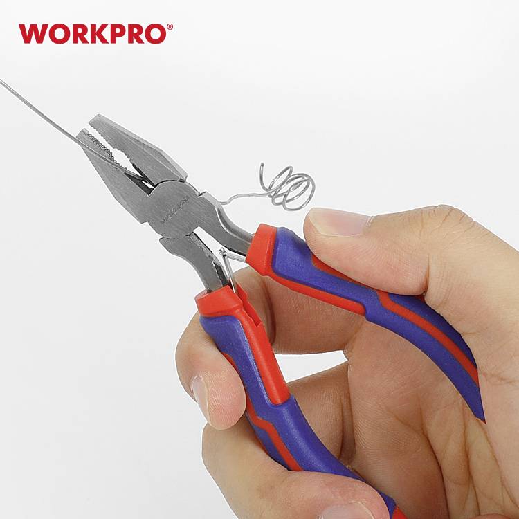 Een hand houdt een blauwe en rode nijptang vast en knipt een dunne draad door. Tekst 'WORKPRO' linksboven in de afbeelding.