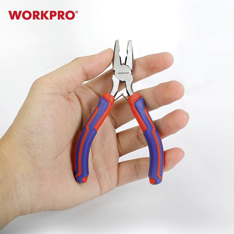 Een hand houdt een compacte tang vast met een rood-blauwe, gerubberde handgreep. Op de achtergrond is het 'WORKPRO'-logo zichtbaar.