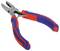 Een tang met een blauw-rode greep ligt op een witte achtergrond.