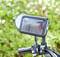 Een fietsstuur met een gemonteerde smartphonehouder in focus, met onscherpe groene vegetatie op de achtergrond.