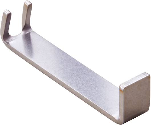 Een zilverkleurige metalen haak tegen een zwarte achtergrond, die een rechte hoek vormt met een licht gebogen punt aan de bovenkant.