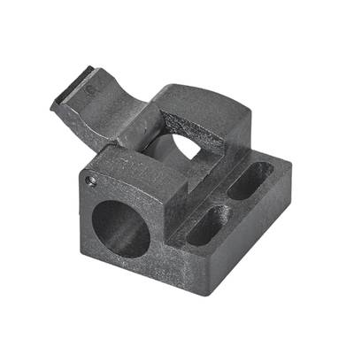 Een metalen machinedeel met een rechthoekige basis en een cilindrische opening, weergegeven op een zwarte achtergrond.