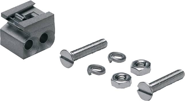 Een schroefset met bouten, onderlegringen en moeren voor een zwarte achtergrond. Links een deel van een metalen blok.