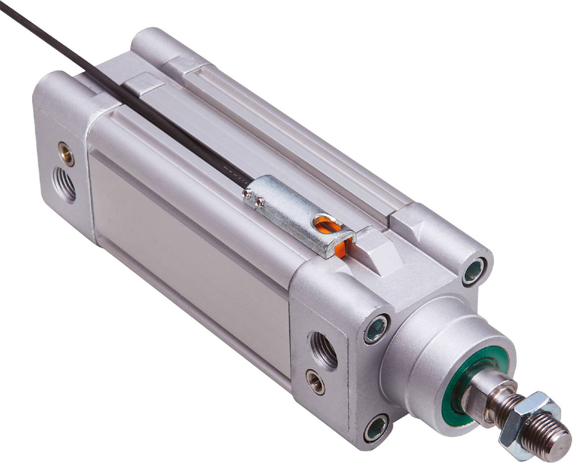 Zilveren pneumatische cilinder met zwarte sensor bovenaan, geplaatst op een zwarte achtergrond.