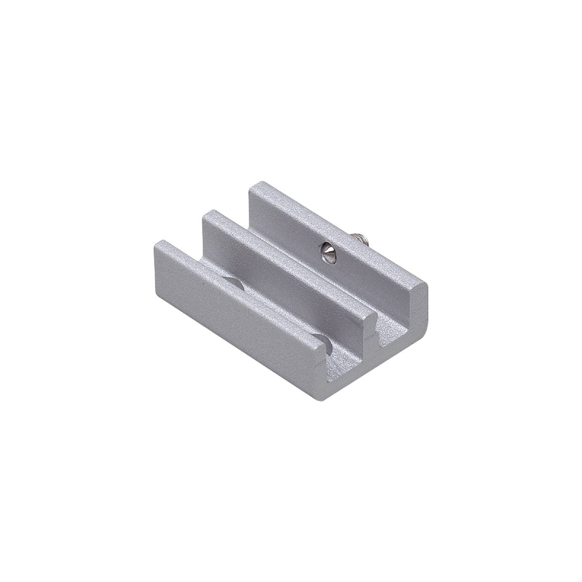 Een zilveren metalen stuk met twee parallelle inkepingen en een schroefgat in het midden, tegen een zwarte achtergrond.