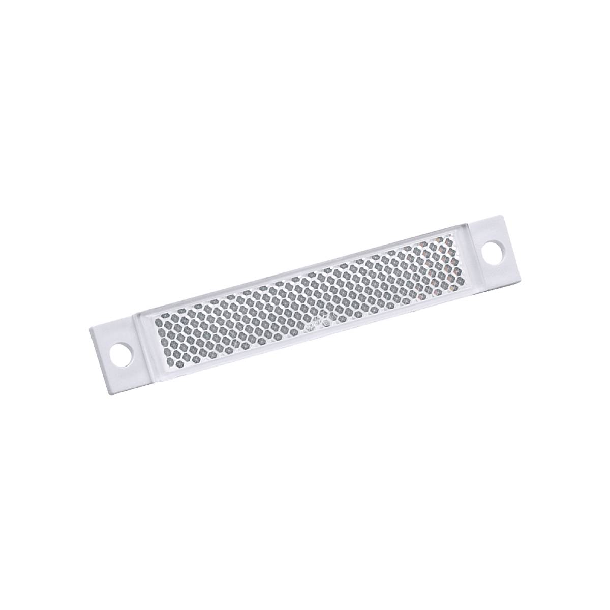 Metalen plaat met ruitvormig gatenpatroon en twee bevestigingsgaten aan de uiteinden; wordt gebruikt voor ventilatie of als afdekplaat.