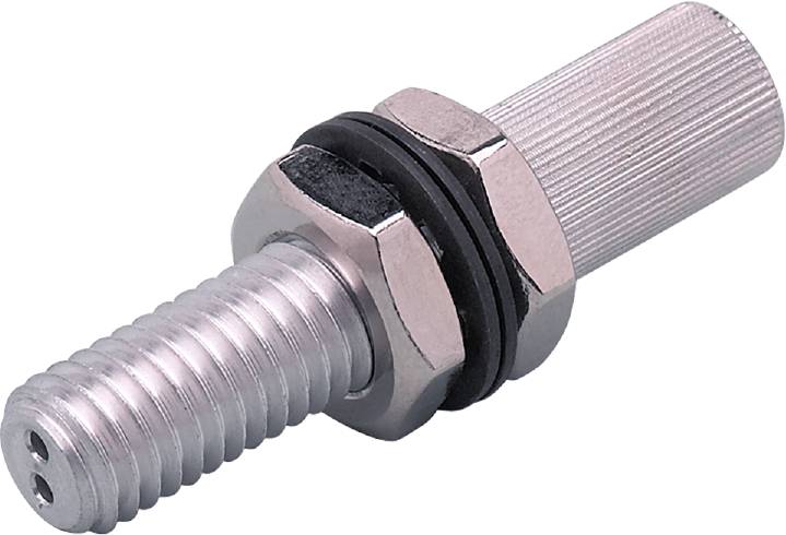Close-upfoto van een metalen zeskantmoer-boutverbinding met een zwarte afdichting tussen de componenten, op een lichte achtergrond.