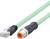 Groen Ethernet-kabel met RJ45-stekker links en M12-stekker rechts, toont verbindingsmogelijkheden in een industriële omgeving.
