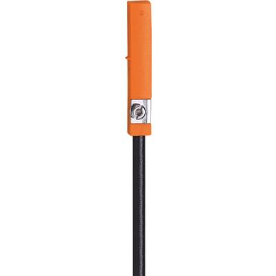 Een oranje blokachtig voorwerp rust op een donkere cilindrische staaf, zonder zichtbare functie of context.