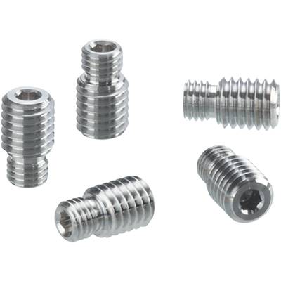 Vijf zilveren metalen schroeven met groeven op een witte achtergrond, op verschillende manieren gerangschikt.