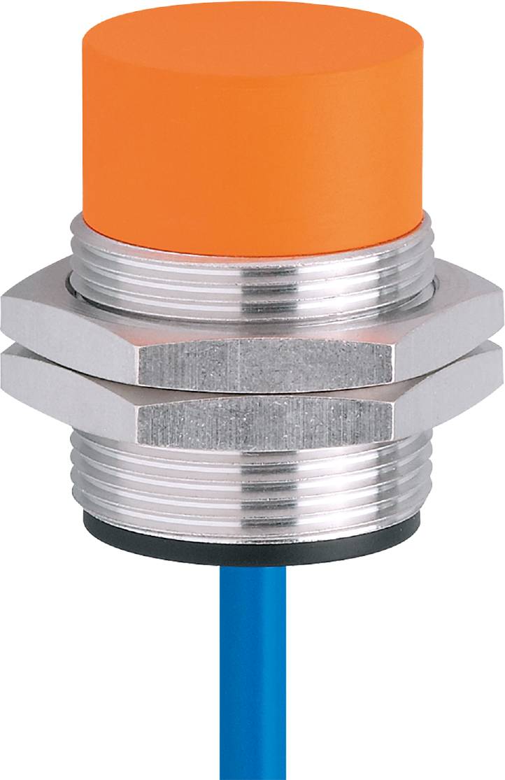 Inductieve sensor met oranje behuizing, gemonteerd in een metalen houder, met blauwe aansluitkabel.
