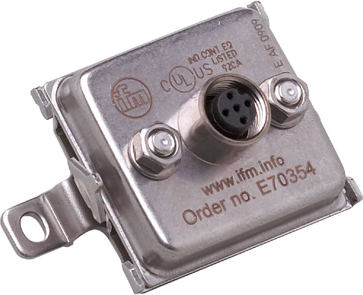 Een vierkante metalen sensor van ifm electronic met bevestigingsbeugel en steekverbinding. Serienummer en website zijn zichtbaar.