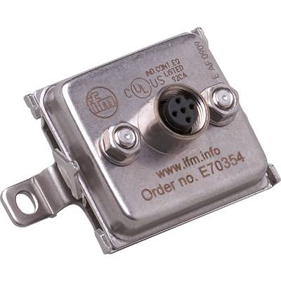 Een vierkante metalen sensor van ifm electronic met bevestigingsbeugel en steekverbinding. Serienummer en website zijn zichtbaar.