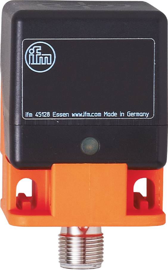 Een sensorapparaat met het opschrift 'ifm Essen Made in Germany', gemonteerd op een oranje houder met afgeronde hoeken.