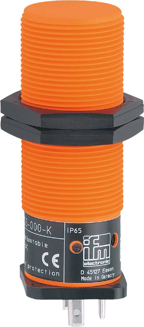 Oranje cilindersensor met zwarte zeskantmoer, gekenmerkt door 'IP65'. Geschikt voor industriële toepassingen.