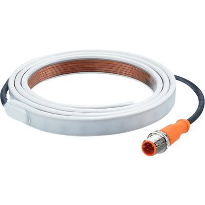 Een platte, wit omhulde coaxiale kabelring met een zichtbare koperen kern en een metalen stekker aan de rechterkant van het beeld.