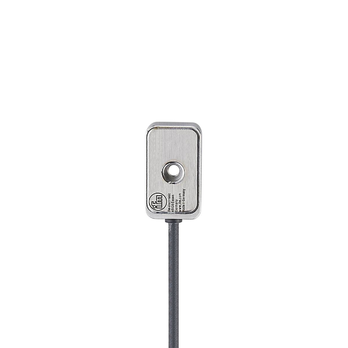 Metalen elektronisch apparaat op een zwarte achtergrond, met een enkele ronde aansluiting en een kabel aan de onderkant.