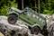 Een groene terreinwagen rijdt over steile rotsen in het bos, waarbij zijn offroad-capaciteiten en avontuurlijke geest worden getoond.