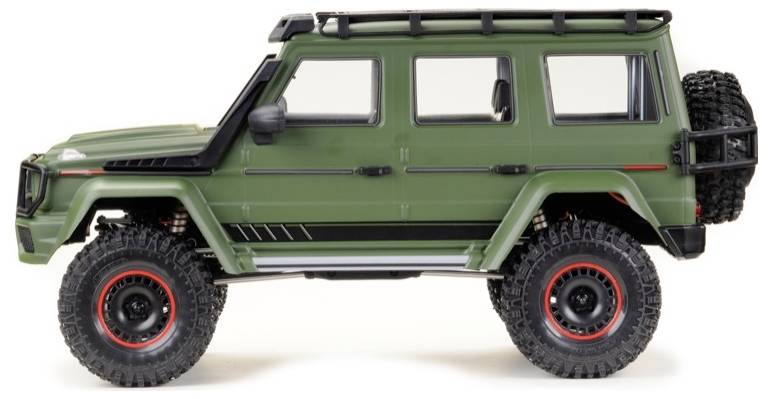 Een groen modelauto met Jeep-ontwerp, verhoogd, robuuste banden, reservewiel achteraan, rode velgen. Zijaanzicht.