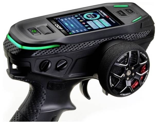 Een zwarte afstandsbedieningscontroller met digitale displays en bedieningselementen, geschikt voor het besturen van modellvoertuigen.